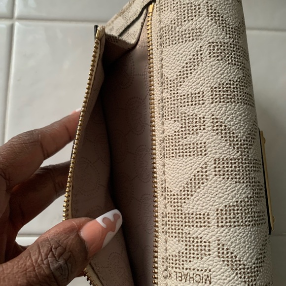 Michael Kors hobo and wallet set ( It’s a 2 fer- bundle) EUC. No call outs - Picture 8 of 16